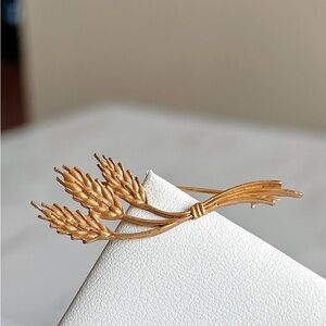 Gold tone wheat brooch